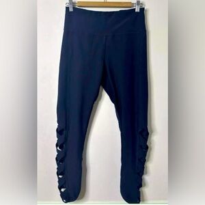 NWT Vogo Athletica women’s Medium navy blue pocketed capri leggings